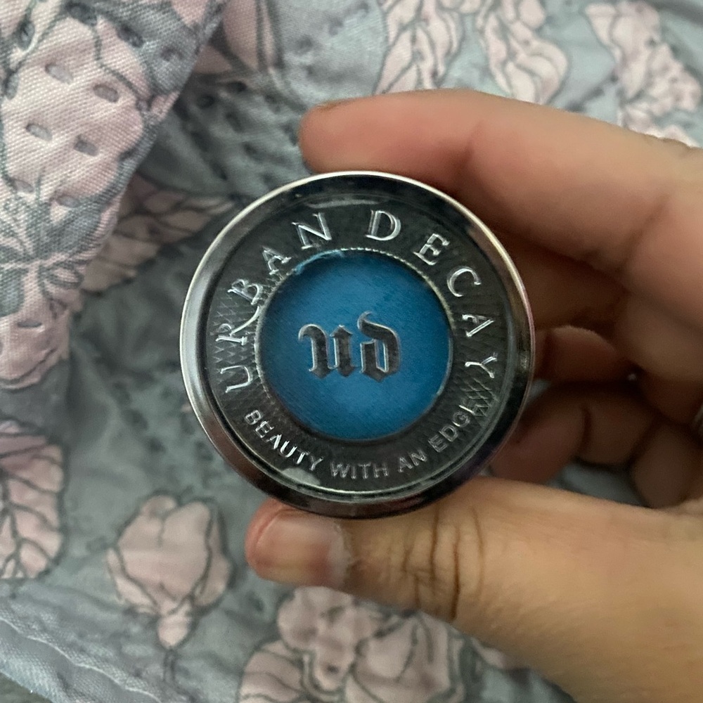 Urban decay eyeshadow- color : peace